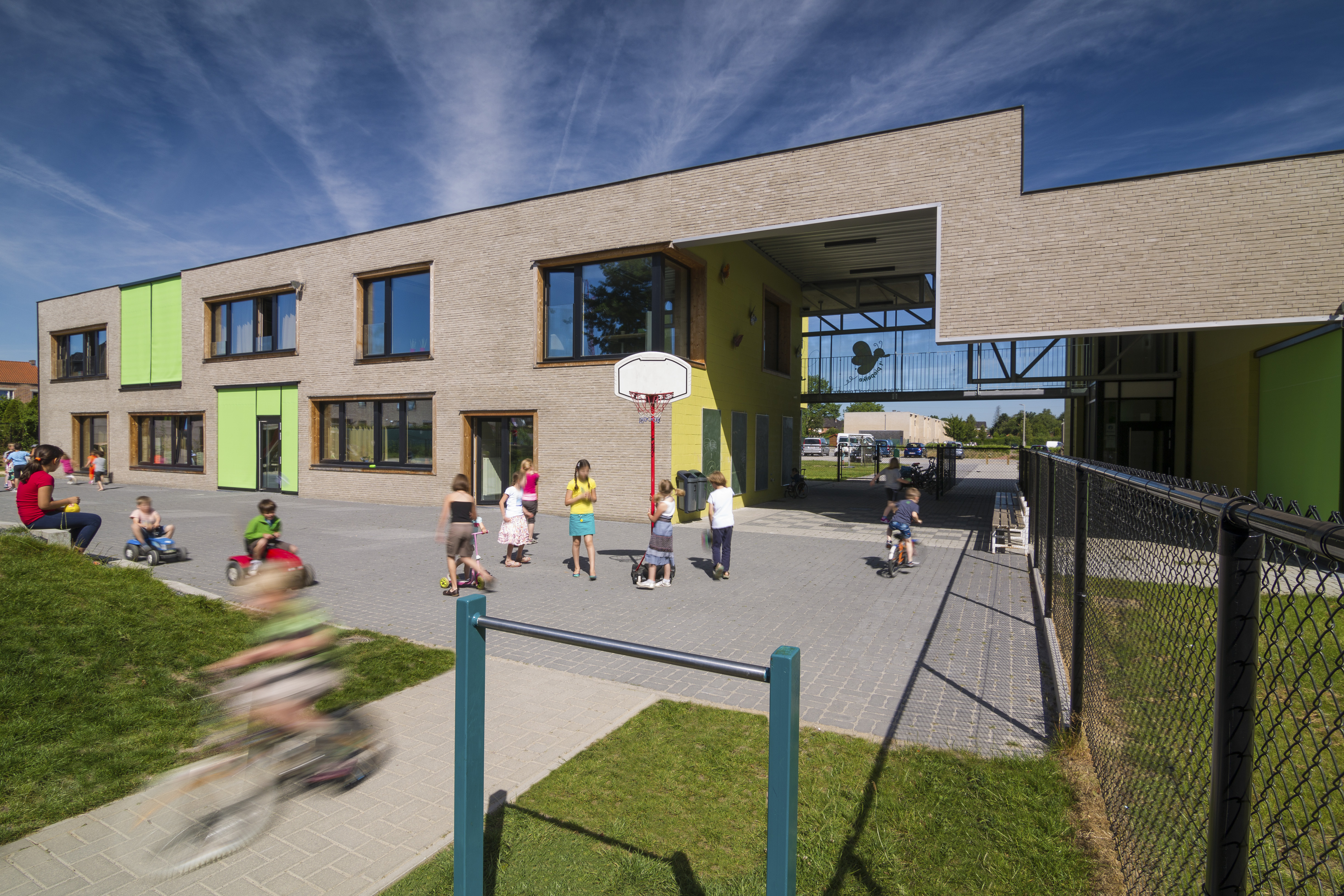 Schoolgebouw met speelplaats 't Piepelke Bilzen fototgraaf LAVA architecten