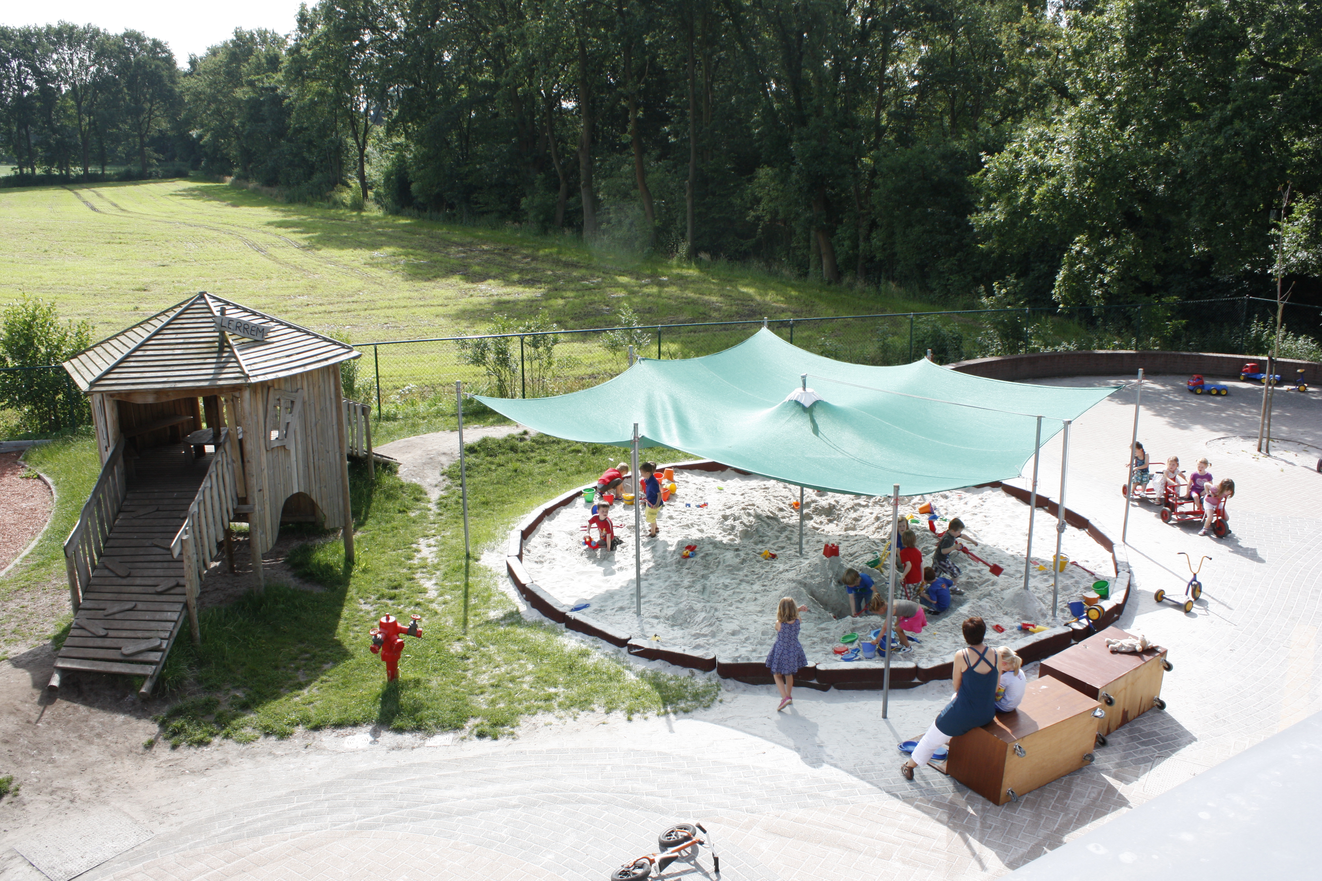  Speelplaats met zandbak en speelhuisje Stedelijke Basisschool Larum Geel fotograaf AGION